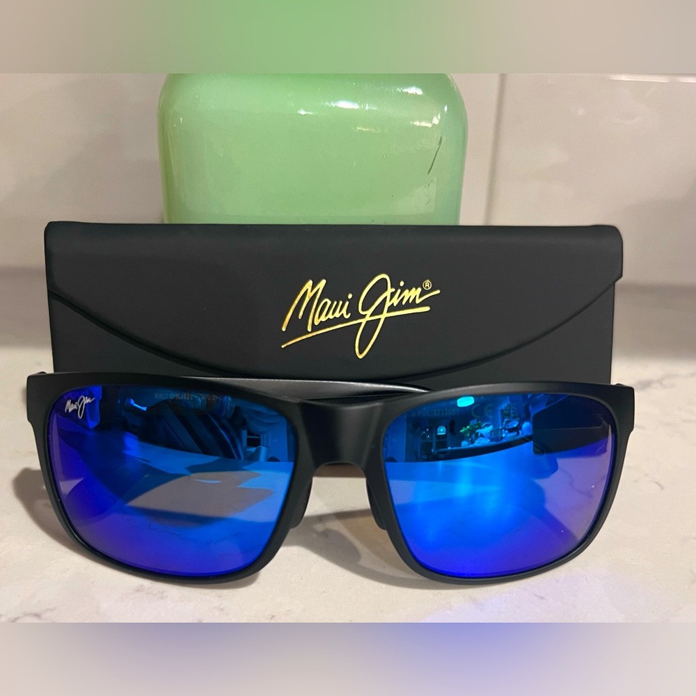 Maui Jim Red Sand Sunglasses- Like New! Includes Tri-Fold Case.